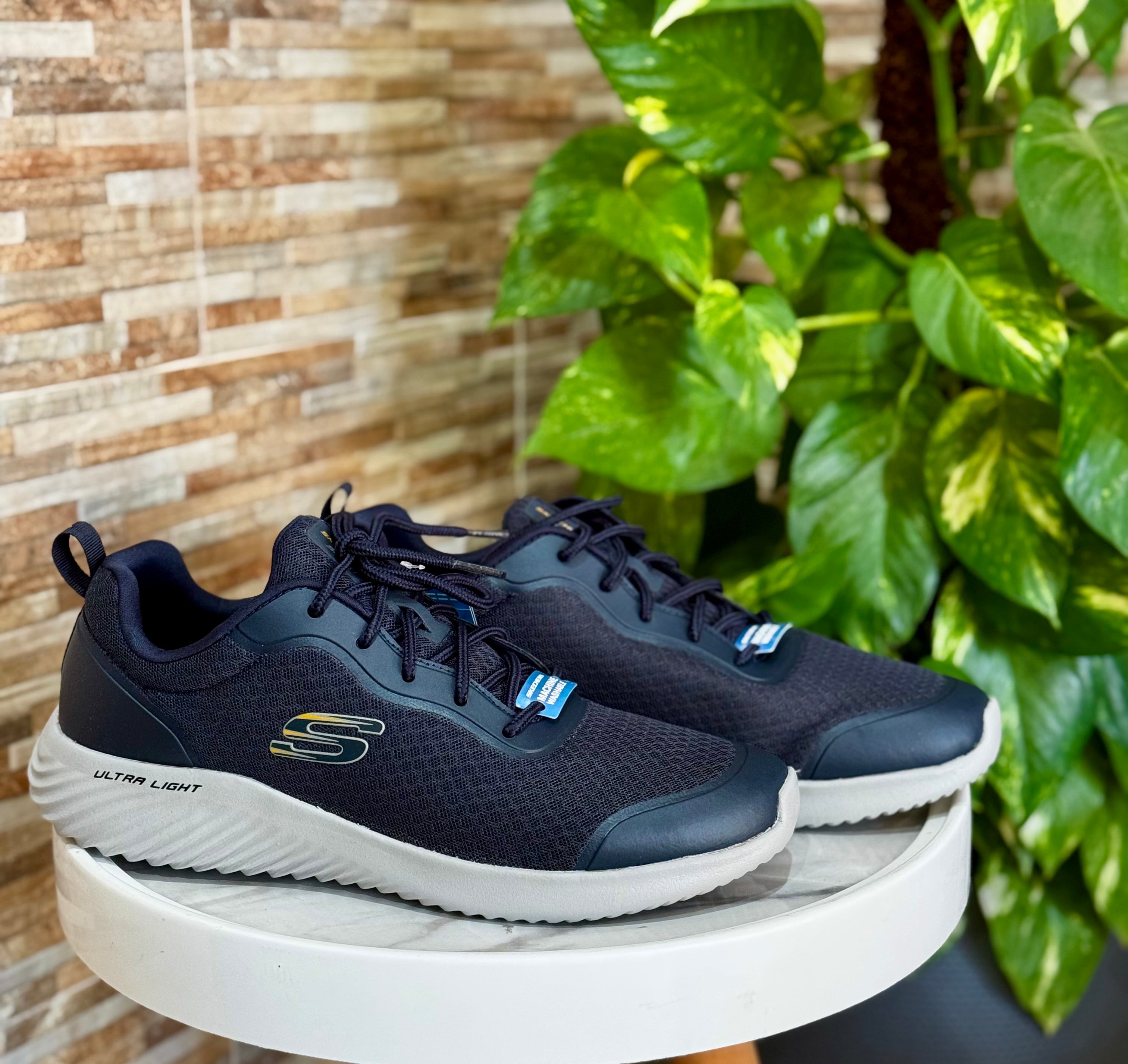 Bounder Voltis trainers in navy ( original without box)