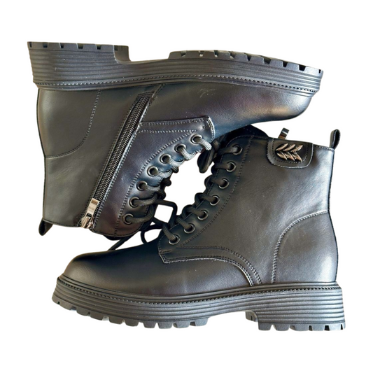 Lace-up boot leather black